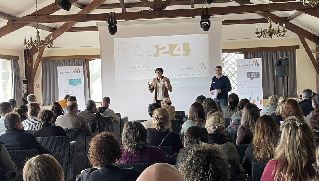 Photo de la salle de conférence avec tous les collaborateurs du Cerfrance Cantal lors du discours de la Présidente, Sandrine Barbaux, et du Directeur Général, Olivier Durniak.
