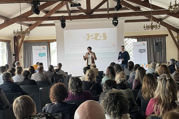 Photo de la salle de conférence avec tous les collaborateurs du Cerfrance Cantal lors du discours de la Présidente, Sandrine Barbaux, et du Directeur Général, Olivier Durniak.